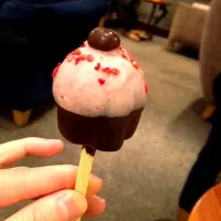 Snapdishの料理写真:ケーキポップストロベリーケーキ|hanaさん