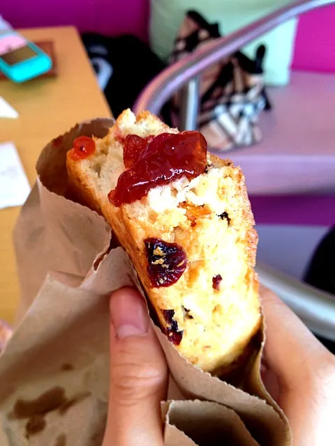 Snapdishの料理写真:berry scone with strawberry jam|Camiliaさん