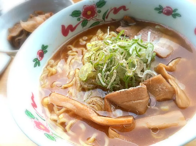 本日のランチ。ラーメンと肉じゃが(450円)|JTKさん