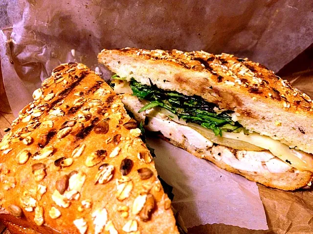 Grilled chicken, apple and gouda panini sandwich|chan mitsuさん