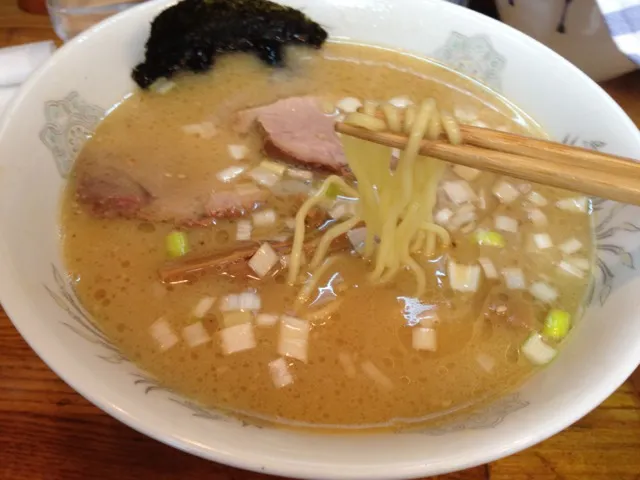 味噌ラーメンの名店。飲めば飲むほど味わい深いスープ。底に溜まった味噌の粒がこれまた美味しいのでついつい飲み過ぎてしまうのです。|ひろぱげさん