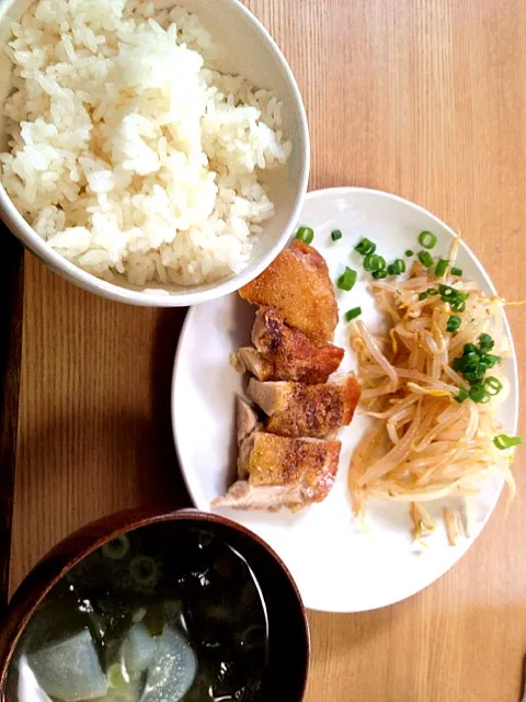 鳥もものパリパリ焼き わかめと大根の味噌汁 もやしのナムル|たかおさん