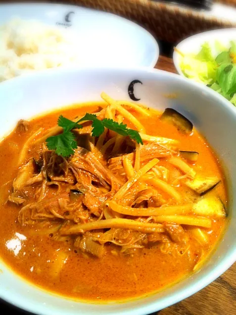 ココナッツカリー。神田小川町の新しく出来たカレー屋さん。中辛で十分辛かった。チキン、タケノコ、茄子、シャンツァイ入り。|akkioさん