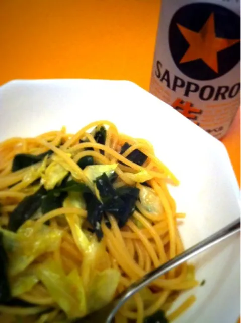 キャベツとワカメのスパゲッティ。一人で乾杯( ´ ▽ ` )ﾉ|ramuta mitohiさん