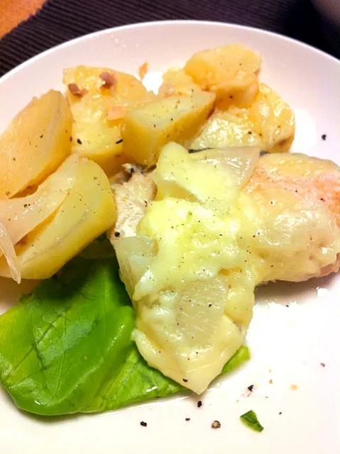 steam fried salmon and potatoes 鮭とじゃがいもの白ワインチーズ蒸焼き|Sakikoさん