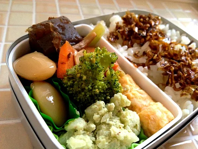 Snapdishの料理写真:リノ弁当、ブロッコリー＆ベーコンマヨ炒め、コンニャク甘辛煮、煮豆、出汁巻き卵、ポテサラバジル風味|suzumeさん