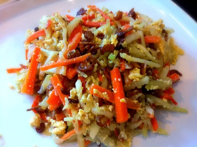 fried white ground and carrot with eggs|thanyathorn thammaさん