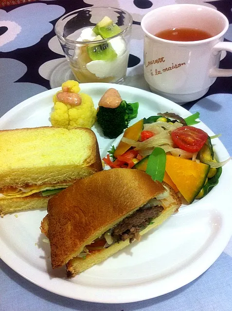 ハンバーガー&卵サンドの朝食|ケイさん