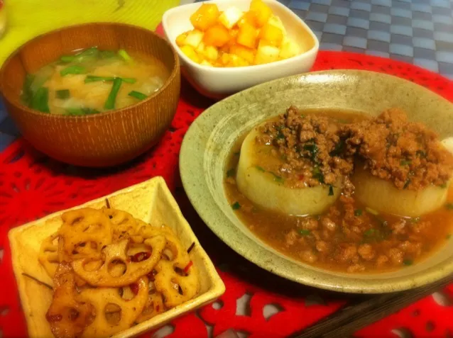 今日のご飯。大根挽肉あんかけ、柿と長芋おろし和え、蓮根のきんぴら、キャベツとニラのお味噌汁。|Alicaさん