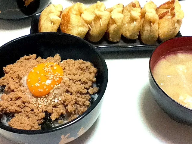 とりそぼろ丼 揚げ納豆 玉ねぎの味噌汁|はるぼぼさん