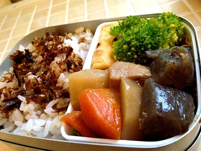 リノ弁当、鶏肉と根菜甘辛煮、ブロッコリー、出汁巻き卵、コンニャク炒り煮|suzumeさん