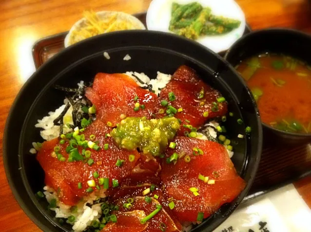 日替わりランチ、今日はマグロ漬け丼。真ん中に乗ってるのは葉わさび。すごくツーンとくる。|liccaさん