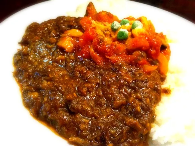 牛すじカレー煮込み野菜トッピングで。ってオレの昼メシカレーとラーメン率高っ|もとゆきさん