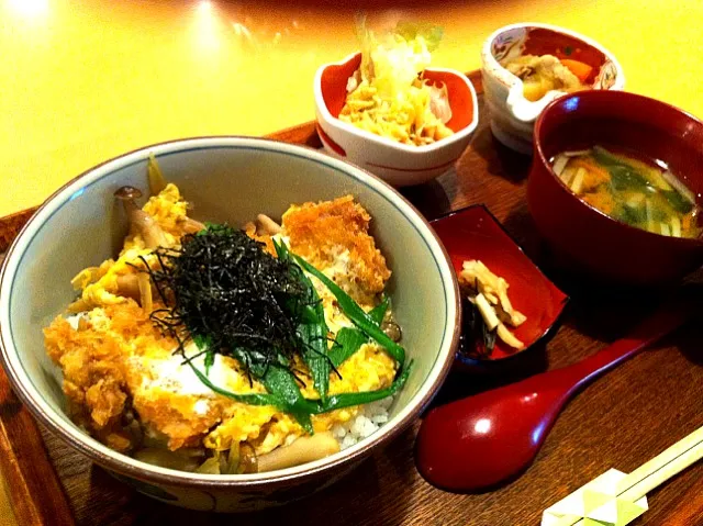 Snapdishの料理写真:卵とじカツ丼|ラヴ子さん