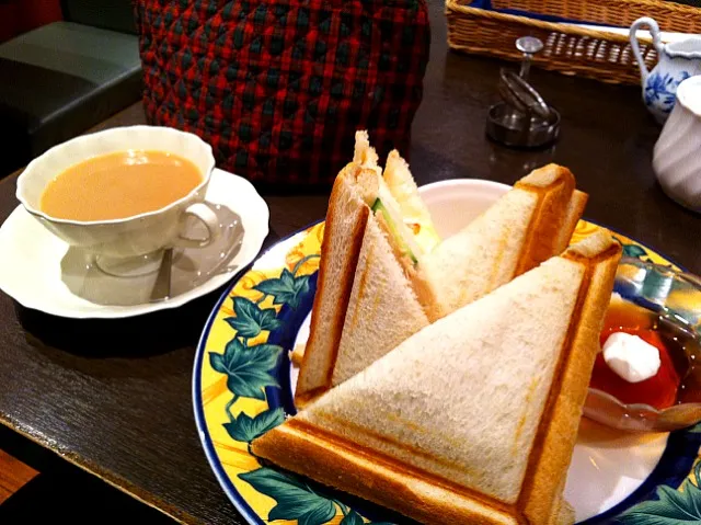 青山の紅茶専門店でランチ♪ 僕以外女子ばかりかと思ったら勇敢な男性客が１人。チョコバナナワッフルを食べている！|加嶋正洋さん