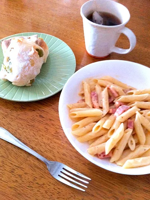 Snapdishの料理写真:カルボナーラのペンネと豆パン|ふじさん