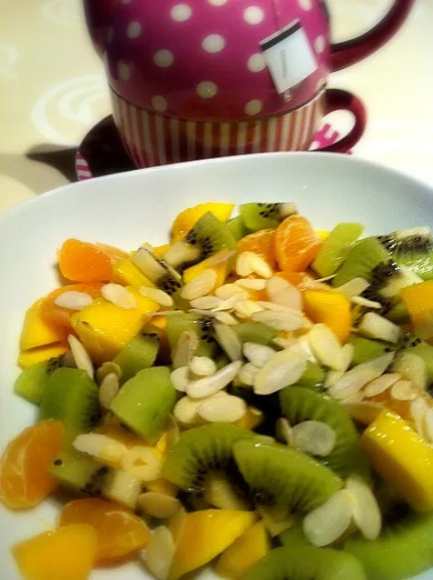 Fruit salad with almonds|Tine Putzeysさん