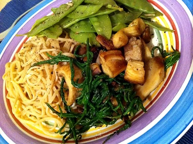 Snapdishの料理写真:pasta with oyster mushrooms, sweet peas, and saltwort|Gabiさん