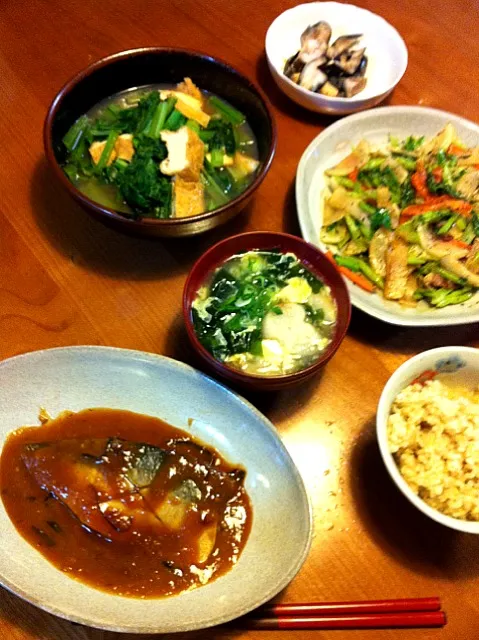 今朝はコレ！サバ(長崎産)の味噌煮、カブと冬菜のマヨ炒め、小松菜とお揚げさんの炊いたん、かき玉汁、そして22年度産玄米ご飯、茄子糠漬け。。いろいろ気ぃ使いまんなあ～（・◇・）/~~~|Suzuki Akikoさん