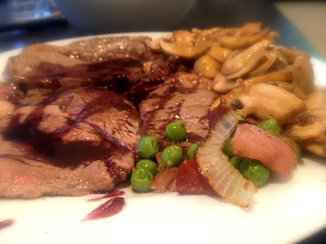 minute steak with red wine sauce, mushroom & French peas|Brian Nguyenさん