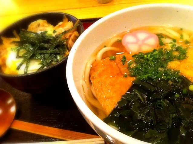 うどんと親子丼。炭水化物ってシアワセな食べ物ですね|もとゆきさん