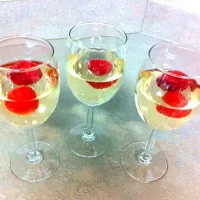 Pinot Grigio with Strawberries|Sara de Souzaさん