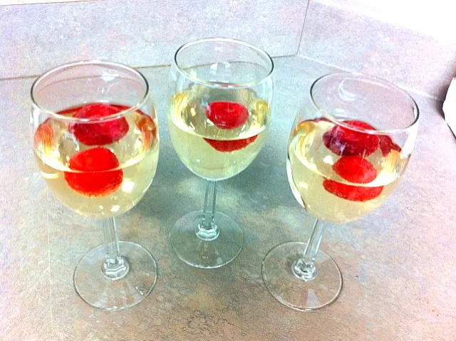 Pinot Grigio with Strawberries|Sara de Souzaさん