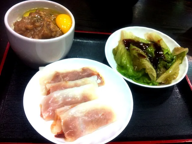 Snapdishの料理写真:窩蛋牛肉飯，叉燒腸粉，蠔油生菜|skyblueさん