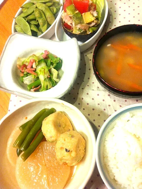 昨日の夕飯  煮物、緑野菜のベーコン炒め、枝豆、アボガドとトマトのサラダ、スープ、ご飯|よ〜んさん