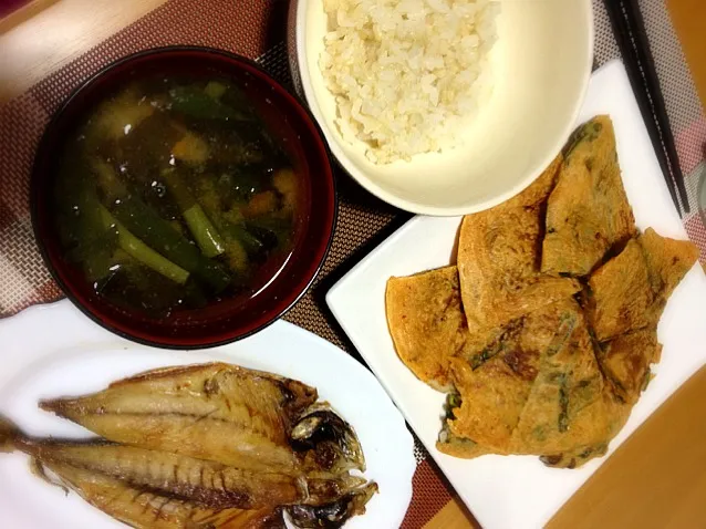 ご飯、ニラわかめ味噌汁、アジの開き、チヂミ|りささん