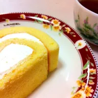 Snapdishの料理写真:ロールケーキ＆紅茶|kayoさん