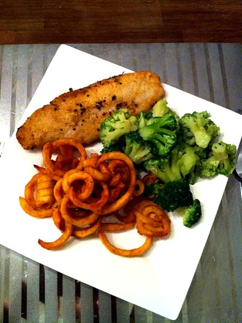 fried fish with twister fries and some brocoli|Richard Koolenさん