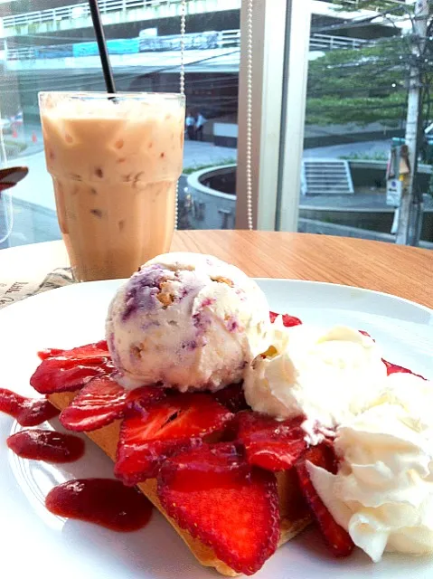 strawberry fresh cream with blueberry cheese icecream + english tea|airさん