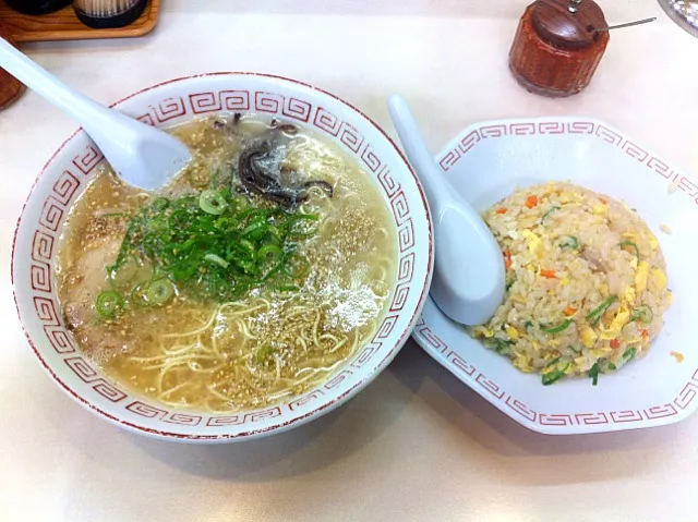 Snapdishの料理写真:とんこつラーメンやきめしセット|Yas Nakさん