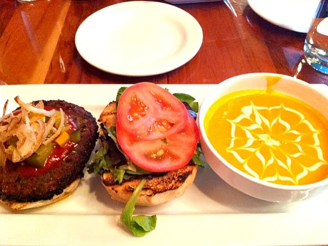 vegetarian burger & carrot ginger soip|Cindyさん