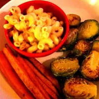 Snapdishの料理写真:gouda mac and cheese, brussel sprouts & sweet potatoe fries!|Jalon Nicholsさん