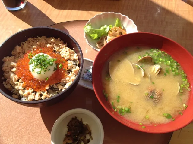 いくらと鮭の親子丼とあさり汁|Yuya Tanakaさん