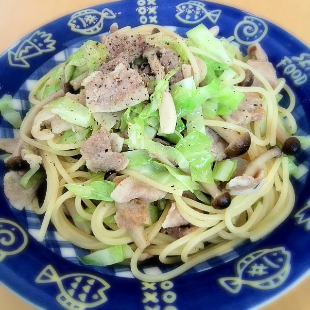 今日のランチは、豚バラ肉とキャベツの塩パスタ。ペペロンチーノからの応用編。豚肉をじっくり炒めて旨味のある油を出すのと、キャベツの甘み&食感がポイントです(^_^)v|matsuo34さん