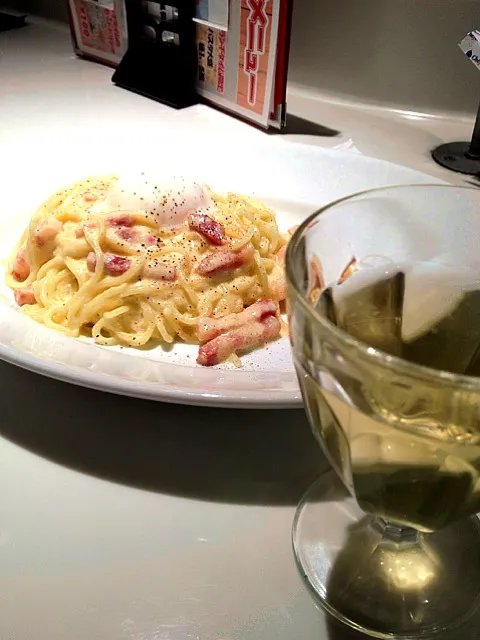 Snapdishの料理写真:カルボナーラ半熟玉子のせ  時間がないから駅ナカのお店でランチ。スタッフの笑顔がもう少しほしい(´･_･`)|yumikoさん