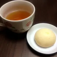 Snapdishの料理写真:紅茶とローソンのもちぷよ|amiさん