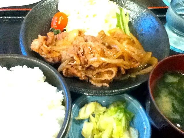 Snapdishの料理写真:生姜焼き定食|かえ☆彡15歳さん