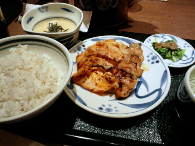 豚ロースの味噌味。肉は柔らかくて美味しい。とろろの味付けもご飯が進む程よい濃さ！|SATOSHI OOCHIさん