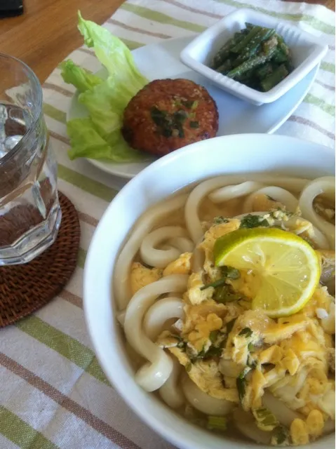 朝食 卵とカボスの煮込みうどん、れんこん入りつくねのテリヤキ、インゲンの胡麻和え|よ〜んさん