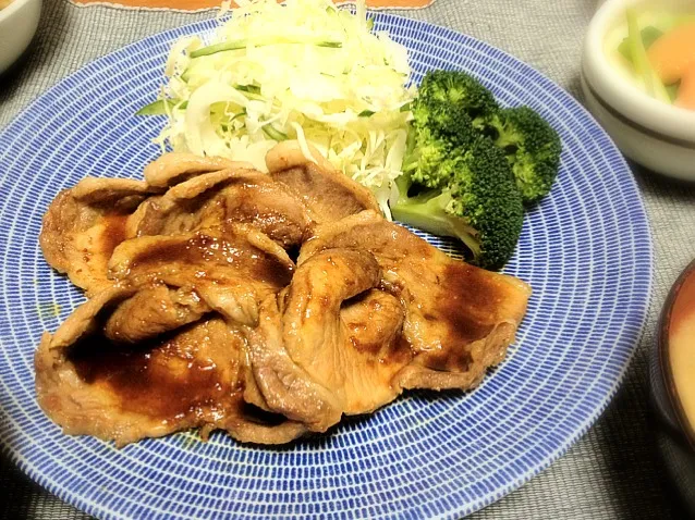 かもめ食堂のお皿でかもめ食堂のしょうが焼き♪|charさん