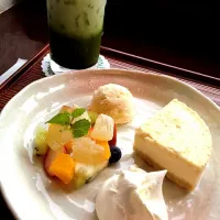 Snapdishの料理写真:豆腐チーズケーキと抹茶ラテ|aiさん