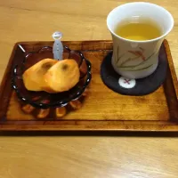 Snapdishの料理写真:食後のデザート。柿とほうじ茶|aritaさん