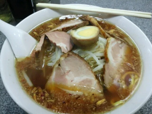 Snapdishの料理写真:喜楽のチャーシュー麺。焦がしネギと小エビの出汁の利いた醤油味のスープと脂の少ないチャーシューがやや太麺にマッチ！|SATOSHI OOCHIさん