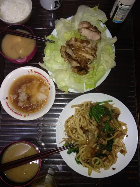 Snapdishの料理写真:焼うどんと鳥のもも焼き|chieさん