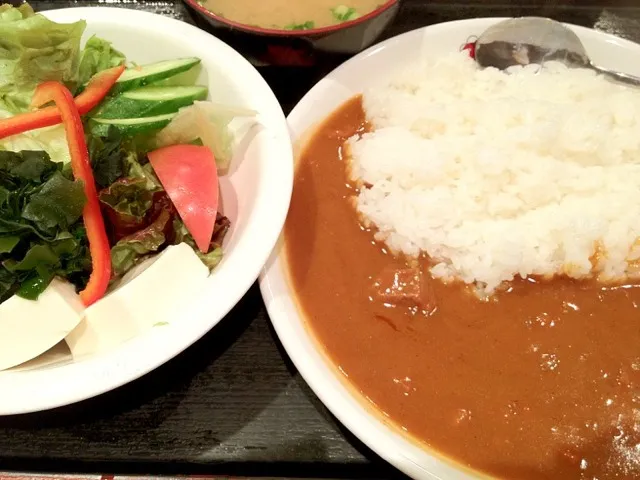 カレーライスに野菜サラダ＠さくら水産 #昼ごはん #昼飯 #カレー|Takashi H.さん