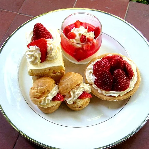 Snapdishの料理写真:Strawberry Cake Plate. 今日も天気が良かったので庭に出てオヤツ|Keiさん